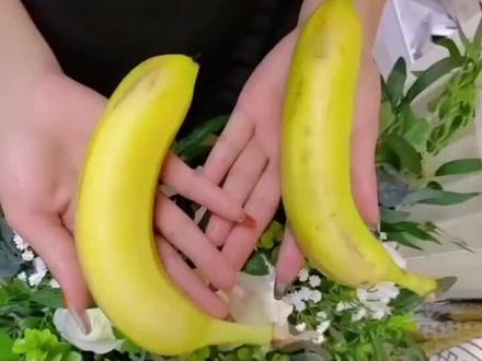 大家来一起误乐一下,你们觉得怎么剥香蕉更香呢#同城好店推荐