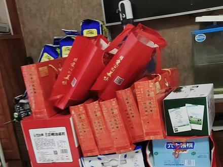 中秋佳节婆婆妈给我们妯娌三回娘家买的礼物🎁,结婚十年了,逢年过节都把礼物早早的帮我们备好,感恩遇到这么好的婆婆妈!
