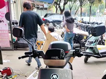 爱玛指挥官,高端中的高端。引擎max5,配备记忆控制器,爬山虎电机。感应大灯,蓝牙解锁,NFC刷卡。前后碟刹,超大座桶。#爱玛全球超受欢迎的电动车 #优惠活动火爆进行中 #电动车以旧换新 #服务至上 #不负每一份信任