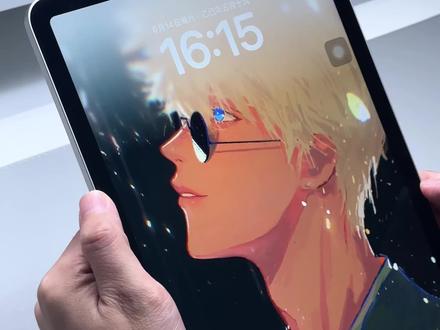 壁纸自由❗️iPad壁纸横竖屏切换保姆级教程✅
你们有没有遇到过这种情况:精心挑选的 iPad 壁纸竖着看很合适✨,但一旋转屏幕就变得很奇怪
今天分享一个超实用的 iPad 壁纸横竖屏自动切换的设置技巧,让你的壁纸横竖屏都能正常显示!👏
-
完整操作步骤如下:
1️⃣ 准备素材
先把喜欢的壁纸保存到相册,记得准备横屏+竖屏两个版本哦
2️⃣ 拼图制作
打开修图软件→选择"拼图"→导入两张壁纸→选择"长图拼接"→"纵向拼接"→保存
3️⃣ 设置壁纸
打开相册找到拼接图→点左下角分享→"用作墙纸"→分别调整横竖屏画面→完成✅
旋转 iPad 时壁纸会自动切换到合适的画面,再也不用担心壁纸显示不完整了!
-
你们平时都在用什么壁纸呢?在下方分享一下你的壁纸吧!💬
#数码科技 #ipad #ipad壁纸 #ipad技巧 #ipad壁纸设置