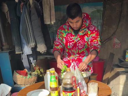 我二哥,今给他妈团了个大豆腐丸子,看着不咋地吃着真棒,太香了不愧全佐料老婶也爱吃