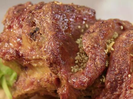 马彪大厨手把手教你做餐厅里要卖298元的#烤羊腿 ,在家就能做,外酥里嫩美味多汁,赶紧学会犒劳一下自己和家人吧#美食教程 #跟着抖音学做菜 #羊肉 #宁夏滩羊@宁夏雪花牛肉