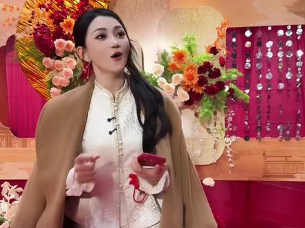 老谭亲自挑选的儿媳妇,圆脸妹,今天他们结婚了。#老谭 #笑笑姐 #婚礼 #老弟夫妇 #新婚快乐