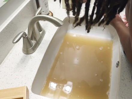 非洲女人辫子到底多脏,半年才洗一次,这水脏到连饭都吃不下#美妆 #辫子 #非洲 #时尚 #清洁 #养发护发 #脏辫 #美式脏辫