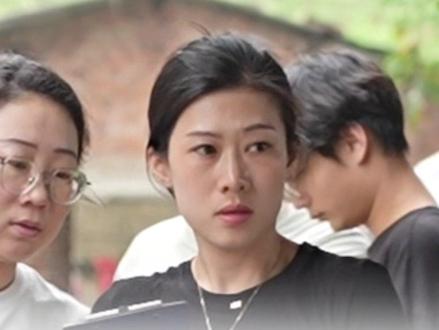鸡煲公主有颜值包袱了;网友戏称其是“佛山佘诗曼” 莫氏鸡煲火爆全网,鸡煲公主也因为颜值出众,被网友戏称为“佛山佘诗曼”。面对记者的镜头,鸡煲公主多次提醒拍照的网友“要美颜哦”。#媒体精选计划 #莫氏鸡煲