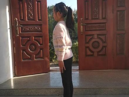 女儿说体育课上的向左转、向右转、向后转不会,我稍微讲解指点了一下动作要领;就这!!!作为当初全连的尖子不允许她标准低。#我家小美女 #体育课#向左转#向后转#向右转#立正