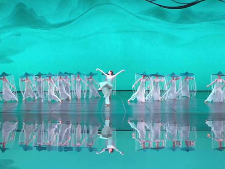 解析春晚《喜雨》,一场诗舞同源的中国浪漫 在中国听雨从不只是感官体验,而是一种意象,雨声引人遐思,雨水润泽万物,春雨象征对丰收的期许。节目伊始,老师@孟庆旸 泛舟于流水之上,少女的行走与回眸,带着温润而合蓄的江南气息。这编导让“雨”首先成为一种可感的情绪—很轻,很柔,很慢。
-
🔵动作美学:从内敛动势到景观呈现
舞者拾手,身动影随,犹如涟漪散开。这正是《喜雨》动作美学的精髓—美不只停留在定格的轮廓,而在于动作之后那一抹若有若无的余韵。前半段以内敛含蓄的动作为主,幅度小而速度快,用以模拟“廉纤细雨”的轻柔质感。然而,当水帘斗笠全面铺展开来后雨滴明显变得大而急促,快速旋转的珠帘如雨中湖面被溅起的水花,串珠落下的清脆声敲打大地,那一刻“大珠小珠落玉盘”被具象化了。
-
🔵服装美学:水帘斗笠的视觉奇观
舞者们头戴的水帘斗笠绝对是舞台最惊艳的笔触。帽檐垂落的珠帘如连缀成线的水珠,在舞者快速旋转时飞溅开来,形成春雨纷扬的舞台奇观。我觉得它绝妙的点是在不同视角下呈现的双重意象—从侧面望去,垂落的珠帘如同徽派屋檐滚落的雨滴,带着江南水乡特有的建筑诗意;而当舞者侧身转动,珠帘轻轻摇曳,又仿佛荷叶边缘镶嵌的日出露水,晶莹剔透,映照着晨光。薄如蝉翼的衣料上点缀着细碎亮片,像是雨滴滑落闪烁着晶莹的光斑。想起韦庄词中“垆边人似月,皓腕凝霜雪”的江南女子。
-
🔵意境美学:中式美学的温润与坚韧
在“好雨知时节”的祥瑞气氛中,舞者们用沉静的眼神与婉约的体态,传递着春雨润泽大地的喜悦。这是一种无需用“红”去表达的新年祝福,而用“润”。新岁之喜,可以藏在空气里,藏在衣袂间,藏在雨滴落下的每一个瞬间。或许,这就是整个舞台最美好的祝愿:新的一年,我们等雨落,等晴朗,等岁物丰收,等心愿皆满。感谢老师们的辛苦付出@佳雯的小剧场
-
#春晚 #喜雨 #抖音年味艺术图鉴 #孟庆旸 #一人一个春节传统年俗