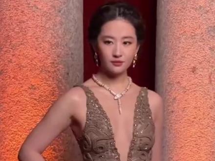 刘亦菲亮相宝格丽高珠展,与金智媛合照,为贴更紧和安妮海瑟搂腰 宝格丽米兰高珠展,刘亦菲安妮海瑟薇又同框了,比起去年同框合照两人都变美了变瘦了 #刘亦菲 #金智媛 #安妮海瑟薇 #宝格丽 #娱乐评论大赏