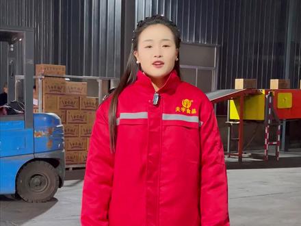 夫宇暖冬行动,温情即刻启程,定制棉衣和罩衣随订货发货车一起发出,精准发送到每位需求客户手中,需要的家人们及时联系销售部发放#夫宇食品 #暖冬福利 #国货之光山东夫宇