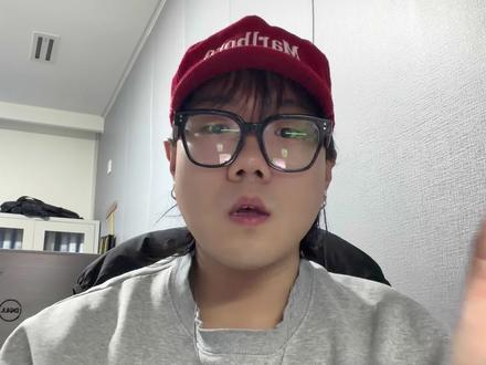 ok兄弟们
最近我的G6
也是成功更新到了xos5.8.5
其中可玩性最高的一个功能
那非
闭锁音效莫属了
但很多鹏友
并不知道怎么设置
今天小赵儿给大家带来一个保姆级的教程
首先
我们提车之后都会给送一个
为了保存行车录像的车载u盘
我们把u盘插到电脑上
然后双击打开
在u盘的根目录下创建一个新文件夹
命名为“解闭锁音效”
注意
文件夹一定要命名为“解闭锁音效”
不能随便取一个什么名字
因为小P只能读取
“解闭锁音效”这个名字
然后将我们下载好的.wav格式的文件
拖进去
然后再将U盘插到车上
打开设置
选择门窗
解闭锁音效设置
然后选择我们心仪的音效就可以啦
#小鹏汽车
#解锁闭锁音效
#保姆级教程
#新能源汽车
#钢铁侠