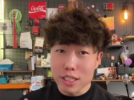瑞幸特调绯色月光&可可维也纳超详细品鉴! 瑞幸两款新品特调,帮大家实测过了,买含酒精款真的要查身份证。
绯色月光:绵白奶云+绯红树莓粉,绵白到深红渐变,颜值在线。
闻起来是酒香+花香气+淡淡咖啡香。入口荔枝味→花果感→葡萄酒+淡奶油,大口喝是樱桃味→口腔里分布莓果。酒只占20%,不会太重。
喝到底有葡萄果肉果酱底,会越喝越甜,记得搅拌。
推荐含酒精款,口感层次非常丰富。可选无酒精版本,开车党友好。
可可维也纳:奶油+可可粉层很惊艳,浓郁醇厚。但整体口感比较一般,像可可加速溶咖啡拿铁,有点高乐高的味道,有轻微涩感。
总结:绯色月光我站了,可可维也纳中规中矩。
这次瑞幸用小冰块,细节到位。店长店员辛苦了,工程量真的大。 #瑞幸新品 #瑞幸酒精特调 #绯色月光 #可可维也纳