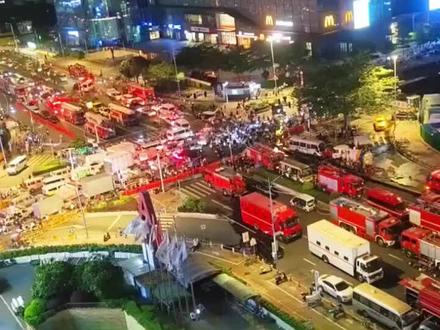 广州中大布匹市场大火——全国面料心脏,烧了整整一天 航拍镜头下,整条街道被消防车塞满,红蓝警灯闪烁成河。镜头拉近,浓烟从轻纺城地下涌出,遮天蔽日。 #广州轻纺城仓库火情通报 #广州海珠纺织城火灾已被扑灭
