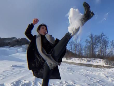 感觉像踢到了板砖…😭东北老铁科普一下这雪是怎么事?#全民冰雪季