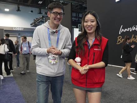 Rokid 超大智能眼镜,Tim 现场亲签等你拿! #CES2026 精彩瞬间!腾讯视频科技携手京东红马甲与@影视飓风MediaStorm ,现场体验Rokid超大智能眼镜,感受即时提词、多语言翻译全过程。粤语交互、视障辅助、跨境支付……AI眼镜正成为连接数字与现实的“平等桥梁”。
持续锁定直播,看未来如何变得“触手可及”。#京东全球首发CES新品