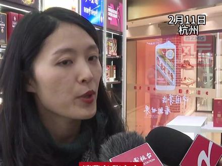 杭州解百新增浙江省首家市内免税店,消费者可在离境前60天(含)内,凭出境机票订单进店选购。消费者:节省时间 价格也便宜了一半 #ZMG风云传播中心 (记者:黄立恒 摄像:周杰 编辑:杨扬)