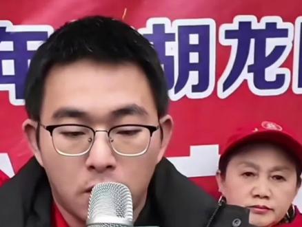 #我要上热门 被拐34年的胡龙,跨省寻亲,在志愿者的帮助下,这个3个月就失踪的孩子,终于踏上故乡的土地,七十多岁的老父亲和六十多的母亲,苍老的八十多岁,胡龙如今回来了,给这个家注入了活力,愿胡龙一家越远越好,幸福平安!#拐卖 #爸爸 #妈妈 #孩子