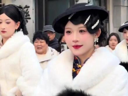 导演王晶到河南郑州开微短剧公司,并道出原因:河南是中华文明重要发源地,从不缺乏动人的叙事素材#导演王晶 #郑州电影小镇 #微短剧