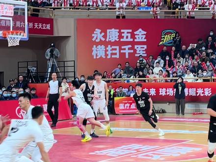 #篮球🏀 #浙ba #永康vs丽水 #篮球裁判
⚠️一起来说说你的理解!
1、永康6号原地起跳封盖是否犯规?(对永康不利1)
2、丽水15号推人犯规,现场球队席质疑。(正判)
3、永康33号快攻,丽水77号侧身防守是否犯规?(是否是高质量不宣判no call)
4、前导闭角宣判,但确实有犯规,永康10存在主动夹臂嫌疑(是否no call?是否进行夸张演绎假摔警告?)
5、永康33号防守并无顶膝盖动作,个人认为错判(对永康不利2)
6、丽水30号防守时手部带到永康11号脖子,正判(是否no call?)
7、中央裁判认为29号,追踪裁判认为30号,最终报30号(这是哪个执裁区域?)
8、防守队员对抗时手插入对方手中,转身投篮,应是漏判(对丽水不利1)
9、前导未响哨,追踪大开角补哨(值得学习,并不提倡)
10、前导裁判闭角宣判,中央裁判未响哨(对永康不利3)
11、球出手后防守方手打在进攻方手背和指尖是否犯规?防守方未给进攻方留落地空间,是否垫脚?违体犯规(值得讨论!)
12、丽水29并未提前建立防守位置,并在侧面起跳封盖,是否接触到投篮手臂视频中不清晰(值得讨论!)
13、是否是三分投篮犯规?还是普通犯规?(值得讨论!)
