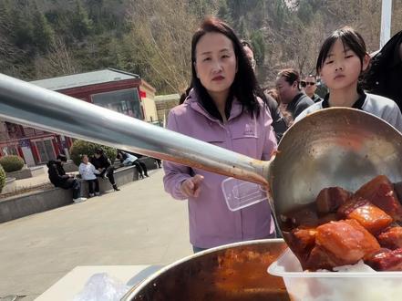 欢迎收看90后初中没毕业挑战成本价美食的第27天 今天做一个红烧肉盖饭,家人们看我能不能保住本,今天出摊有点迟了,有家人们说是红烧肉量太少了,但是王石做的这个红烧肉成本确实太高,没办法,肉也贵,调料也贵,感谢家人们一路走来对王石的支持与鼓励,我对继续把我的成本价美食一直坚持做下去,让家人们以后都能吃饭我的成本价美食。#我的摆摊日记#红烧肉#摆摊创业#记录生活#美食