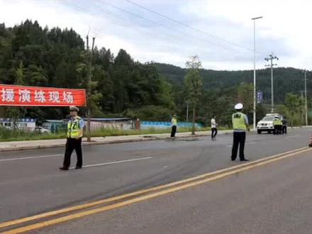 因地震柳州交警施行交通管制,只能让救援车辆先过。