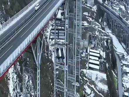 中国把公路修在悬崖的刀刃上!开在云端,脚下就是深渊! #中国科技 #科技改变生活 #中国基建