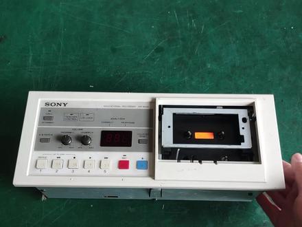 收到一台索尼的教学磁带机,拆解看看内部机芯用料,走带很稳