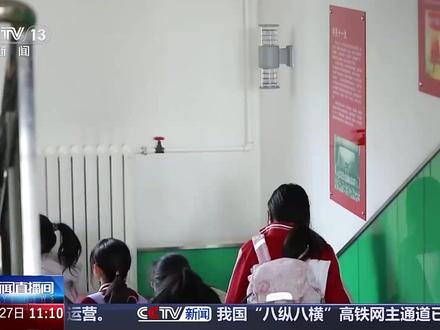 【#明确公安学校协同治理校园欺凌 】#治安管理处罚法修订完成 ,明年元旦起施行,聚焦未成年人保护、校园安全等民生热点。其中明确学生欺凌的处理方式:以存在殴打、侮辱、恐吓等方式实施学生欺凌,违反治安管理的,公安机关依法给予治安管理处罚,或者采取相应矫治教育等措施;明确公安机关与学校协同治理学生欺凌事件,如果学校未按规定报告或者处置严重学生欺凌事件,将被责令改正,有关部门还会对责任人员依法予以处分。(来源:央视新闻)