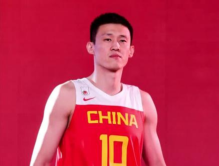 中国男篮火爆冲突,三位裁判拉都拉不开,周琦晓川简直无敌! #中国男篮