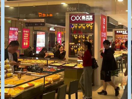 近期金价大幅下跌,但多家银行对积存金业务实施限购,导致消费者 “想买却买不到”#水贝黄金 #黄金涨跌最新 #金融常识 #黄金降价 #黄金还能买吗