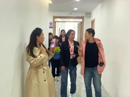 晓艳老师亲临博睿·新文道南校区参观,高三式管理,一体式教学楼以及对学生未来负责,用责任诠释教育的教育理念深受晓艳老师的赞赏和认可❤️#晓艳老师#长治考研