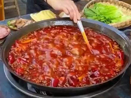 四川火锅和重庆火锅本是一大派,那又有哪些细微区别呢?