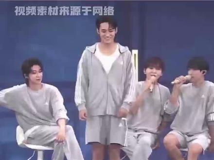 金珉奎:跳一次女团舞,回去要被队友模仿一辈子。#金珉奎 #seventeen #女团舞 #kpop #极极冲浪第一线