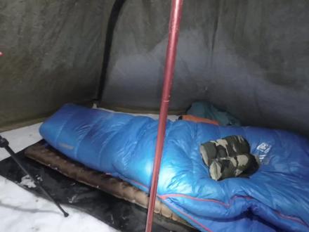 南方人冬季骑行东北,入住雪地废弃大棚,烧起火炕睡得太舒服了 #户外探险 #骑行