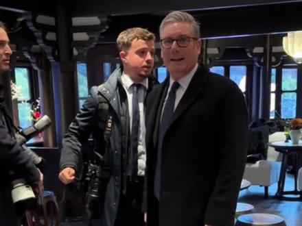 英国首相斯塔默游#上海 豫园,买蝴蝶酥、品茗、赏灯、观景……(供稿:黄浦区融媒体中心 豫园湖心亭)