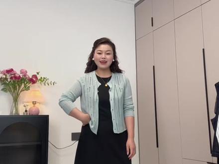 气质显瘦高级感,经典赫本风A字小黑裙总要有一件吧!#高级感穿搭 #气质显瘦#遮肚子藏肉#小黑裙