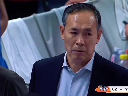 #篮球🏀 北京队中场休息更衣室发生什么?上半场领先16分,下半场刚开始瞬间让上海队反超#北京男篮 #贾队长 #抖音体育