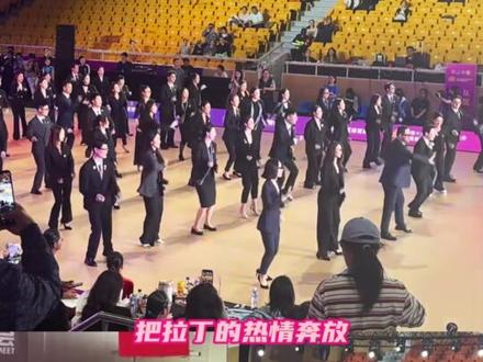 拉丁裁判惊艳起舞,优雅刻进骨子里 #拉丁舞 #裁判跳舞 #国标舞 #体育舞蹈