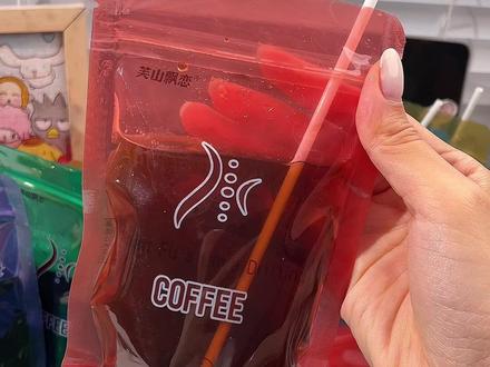 方便携带,出门包里放几袋有水就能喝,夏天的小裙子就靠它啦 #咖啡 #芙山飘恋咖啡 #仙女都在喝什么