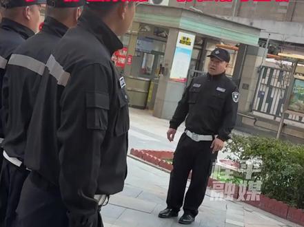 小区保安队长霸气训话,要求保安对外卖骑手友好。 “都是搞服务的,谁也别瞧不起谁。”#外卖小哥 #骑手 #小区 #保安 #外卖