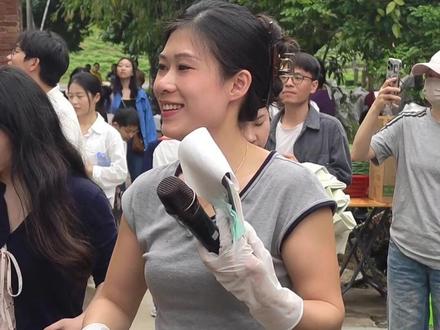 4月6日,广东佛山,第一现场记者采访“鸡煲公主”,对方称很心疼爸爸,我们全家人都很辛苦,你们粉丝、网友都要心疼我们,不要那么多人了,不要再来了。#莫氏鸡煲 #鸡煲公主 #刘雨鑫 #媒体精选计划