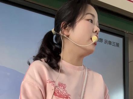 你们化学老师教你们记地壳中排名前四的元素的口诀也是:养闺女,我铁了心吗哈哈哈哈(氧硅铝铁),大家都要注意补充人体所需要的微量元素噢~#00后教师 #学生的精神状态 #课堂实录 #学习氛围 #课间十分钟