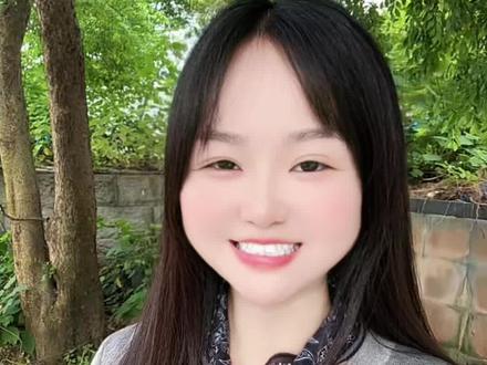 红杏并非要出墙,奈何院内少阳光,出墙只因杏向阳,莫拿清白话短长,花开本是寻常样,无心争艳惹人望,心向光明身自朗,一身坦荡笑风霜#诗词 #情感 #当代网友的文笔 #情感共鸣 #扎心