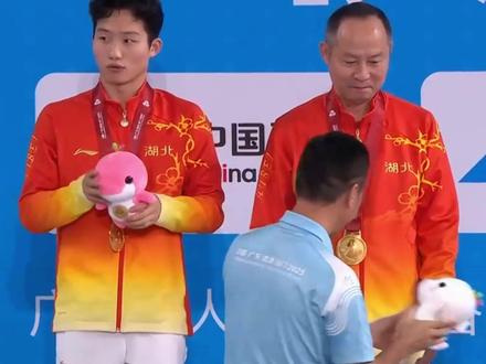 太可爱了!王宗源夺冠全红婵上台合影祝贺,师兄把金牌挂她脖子上