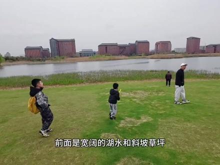 预约:
提前一天或当天
支FB-浙大通-访客中心,只能预约自己,小孩和老人可以代预约,凭身份证或者二维码进,不限次数
工作日:19:00-21:00/周末6:30-21:00/暑假7.8-8.11工作日开放白天预约
停车:
导航到南1门,访客车子不能进校,旁边有一个小型停车场(15个),如果有车位现场扫码预约即可停车
如果满了,停对面商场
吃饭:
离南门最近的是澄月餐厅
一楼类似美食广场,中餐、西餐、日料、干锅、面食,品种是相对丰富
不过加上20%的搭伙费,价格没有什么优势,味道其实也非常一般
三楼的留学生食堂可以点菜大家也可以试试
游玩:
时间建议预留一天,我们按常规路线来走的,可以直接导航,路线图看这里
南1门(正大门)-书店(盖章)-求是大讲堂-月牙楼(科技创新馆和校史馆)-启真湖-南华园-艺博馆
如果你也正计划带娃来浙大逛逛,就跟着我的视频出发吧!
@抖音小助手 #浙江大学 #杭州旅游 #浙大紫金港 #杭州周末去哪玩 #杭州周末遛娃指南