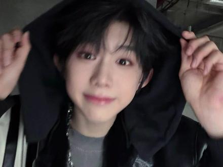 20亿+的黑屏你哥帮你扛了 你是不是该下楼了 要实力没实力 要颜值没颜值 真不知道有些人在捧什么#陈奕恒无妄之灾 #陈奕恒林清源 #李煜东四代皇子 #李煜东私联下楼