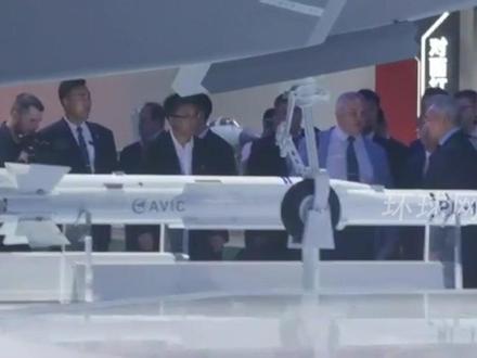 绍伊古参观中国隐身战机展品歼—20S和歼—35A