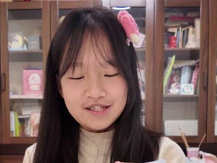 最近有点火的牛角包,老妈也要有 你们说要不要给它沾化呢?
图解:搜祖母格牛角包
线材:苏苏姐家的莫兰迪8号27 39 8 @苏苏姐家官方旗舰店
钩针:4.0
#钩针编织 #手工diy #毛线编织 #编织包 #日常分享