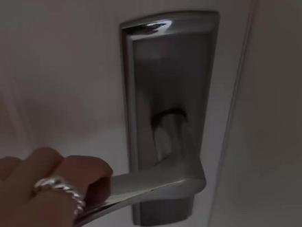 春节留守小猫终于见到麻麻了!
看监控里从睡梦中惊醒跑到门口,嘴上还有睡觉流的口水
#萌宠日常记录 #留守猫 #英短蓝猫 #猫咪日常 #猫叫