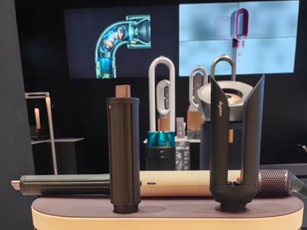 戴森智能造型吹风机HS09
手残党直接封神!戴森HS09感应直发夹太懂了👏 气流自动闭合不拉扯,3分钟搞定空气感直发;升级卷筒远程吸发,卷度饱满还弹润,6款配件承包高颅顶+顺直+卷发全造型!