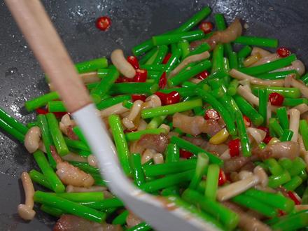 炒蒜苔到底是直接下锅,还是焯水?厨师长教我详细步骤,这样炒出颜色翠不发黄#自制减脂餐 #做饭小技巧